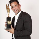 Cristian de la Fuente, con el premio de la revista Q