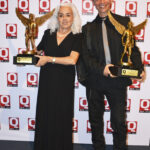 Evangelina Martínez y Roberto Sosa con sus premios de la Revista Q.