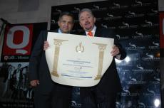 RECIBE PREMIO ENTREGADO A Q nuestro Editor Gerardo Aguirre en manos de Enrique Castillo Pesado