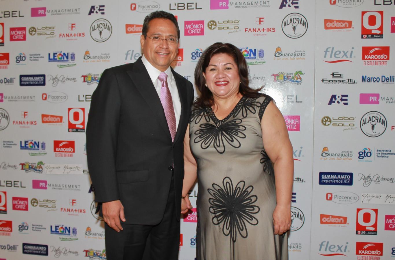 EL GOBERNADOR JUAN MANUEL OLIVA Y SU ESPOSA MARTHA MARTINEZ.