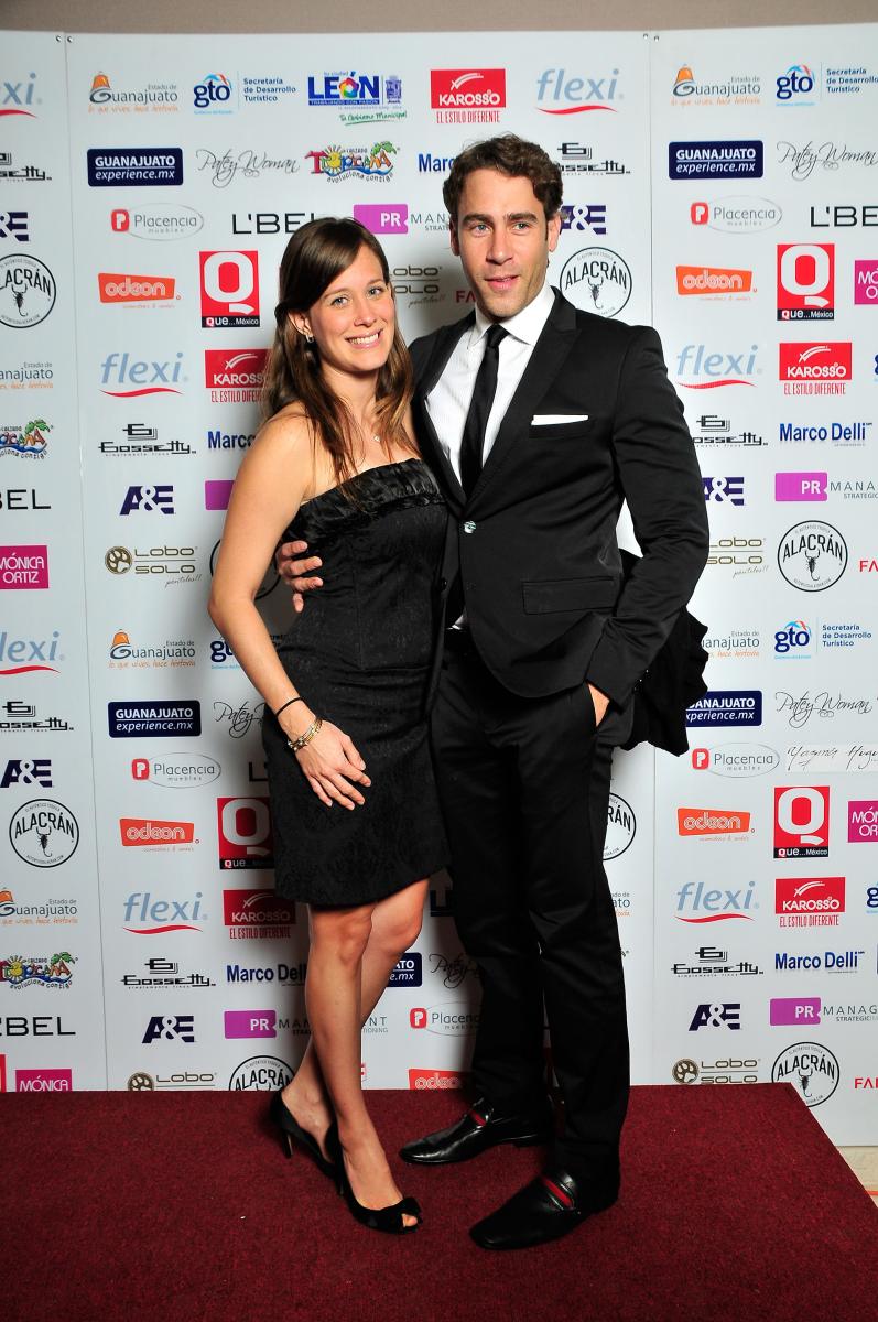 EL GUAPO ACTOR Carlos de la Mota y su hermana