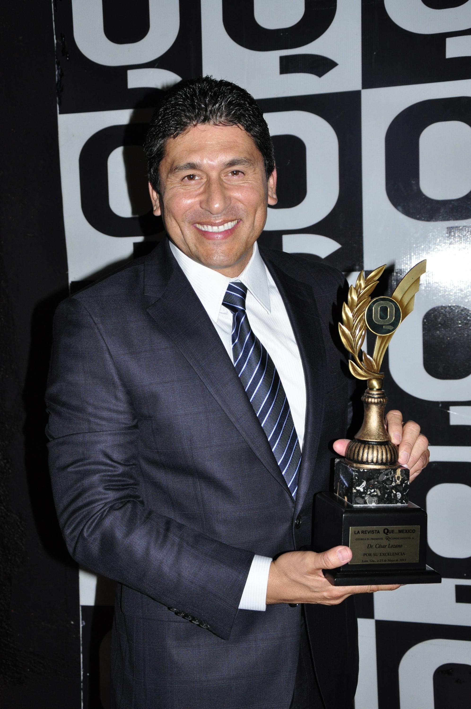 Con premio en mano, César Lozano