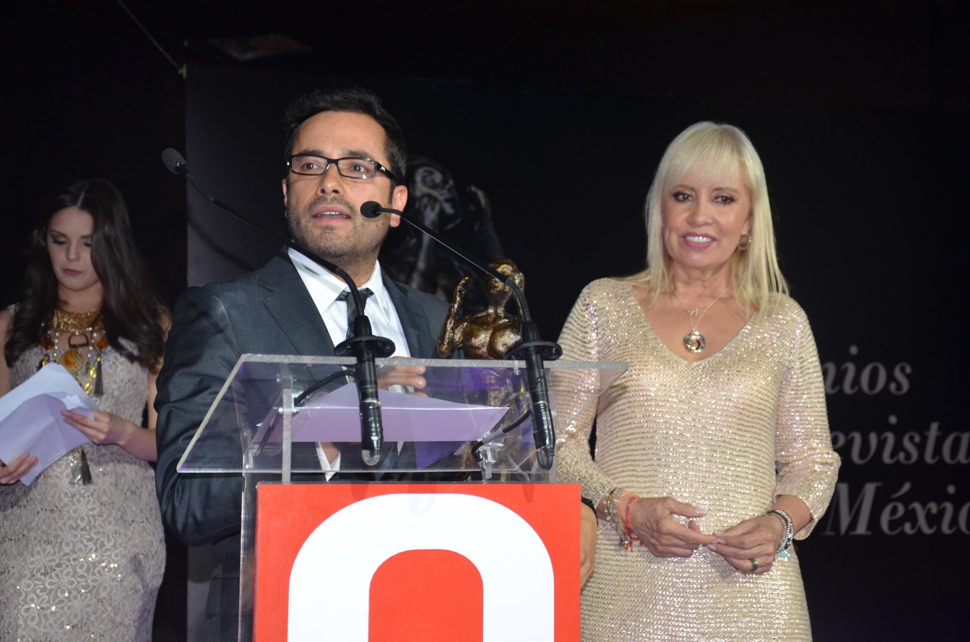 Víctor Hugo Romo recibió su premio de manos de Carla Estrada