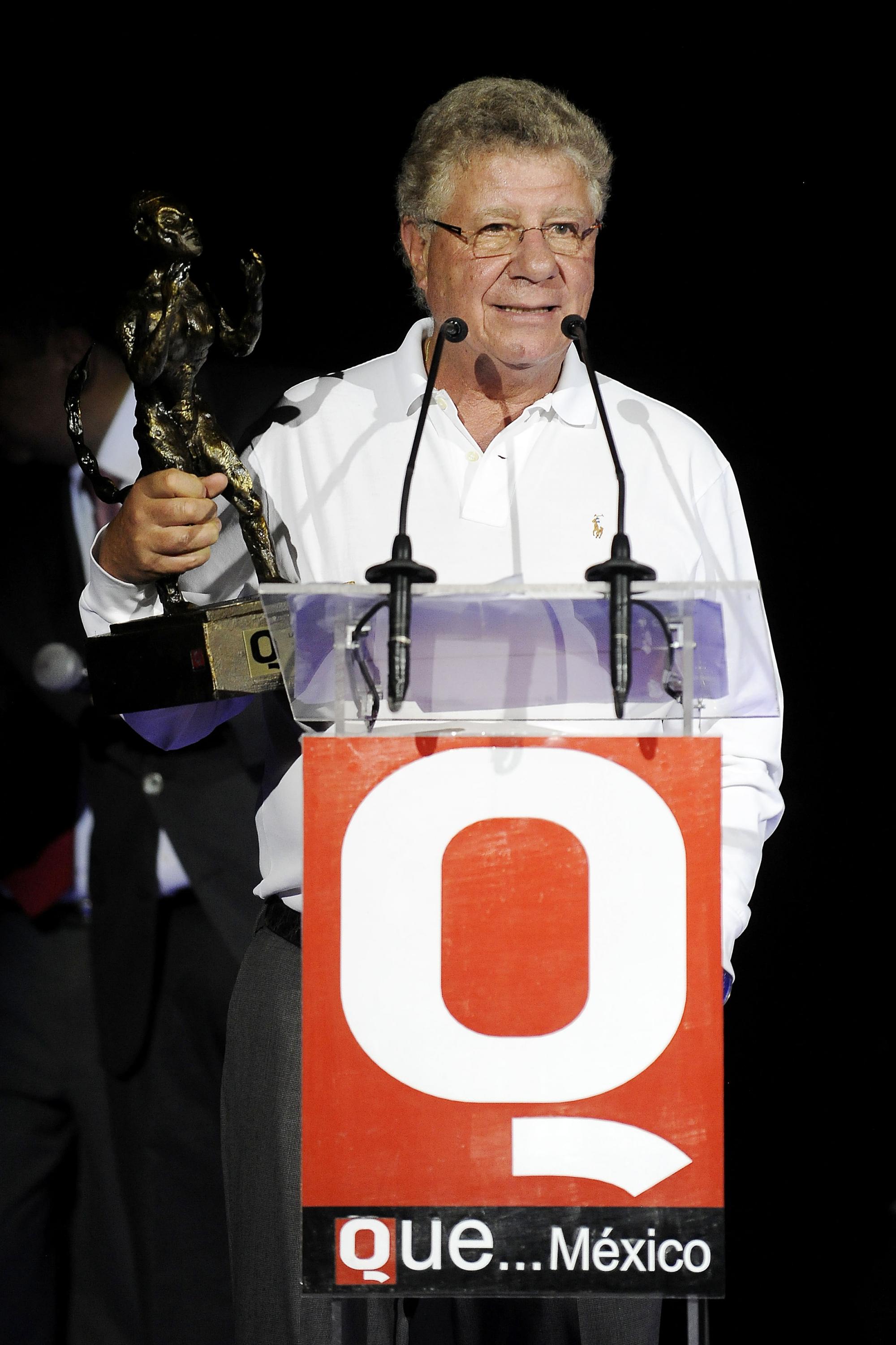 Carlos Alazraki con gran orgullo recibió su premio