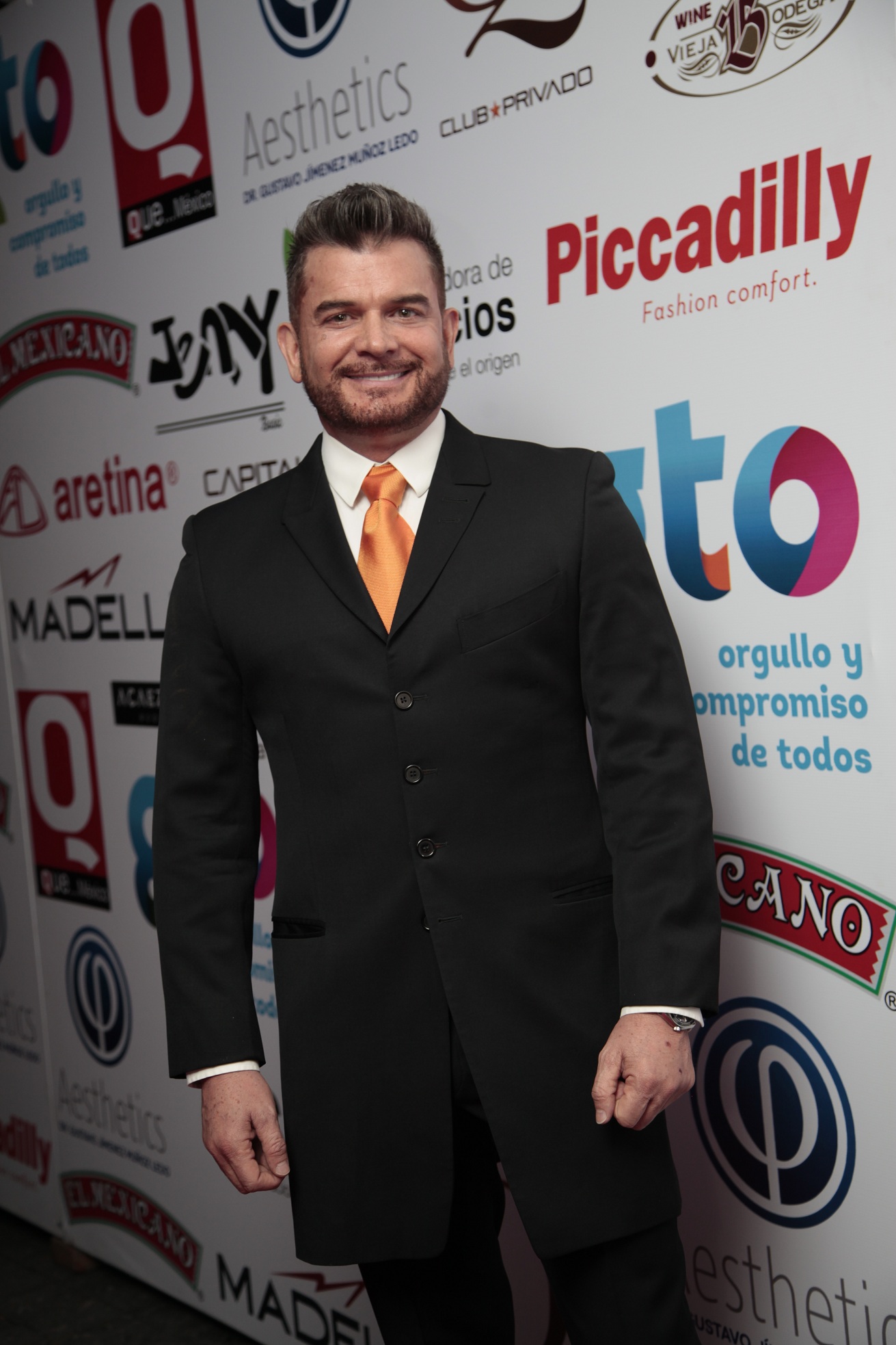 Posando para la cámara Sergio Basañez