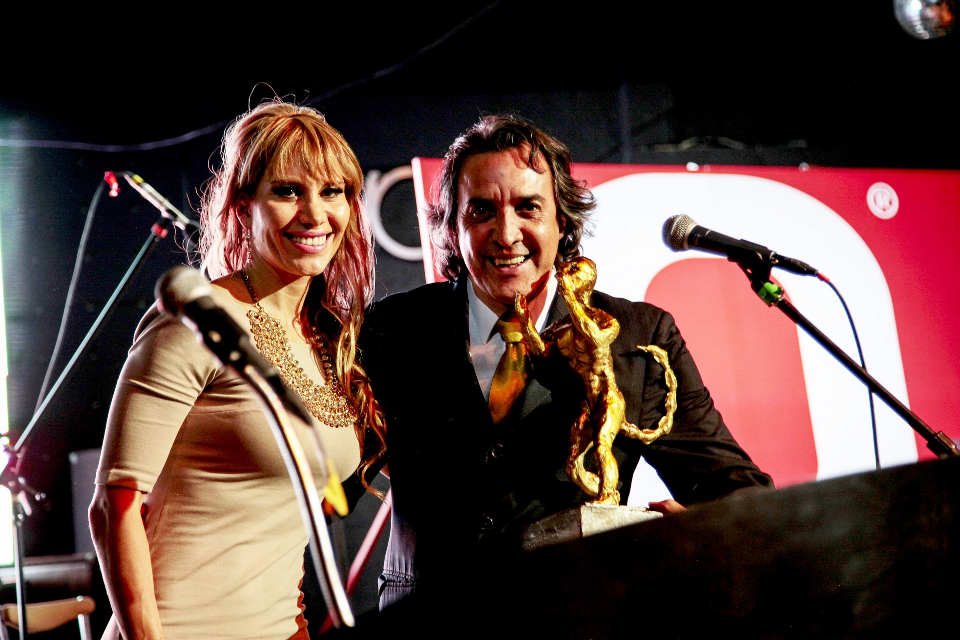 Liliana Rosales directora de Acaezcan le entregó el premio a Luis Felipe Tovar