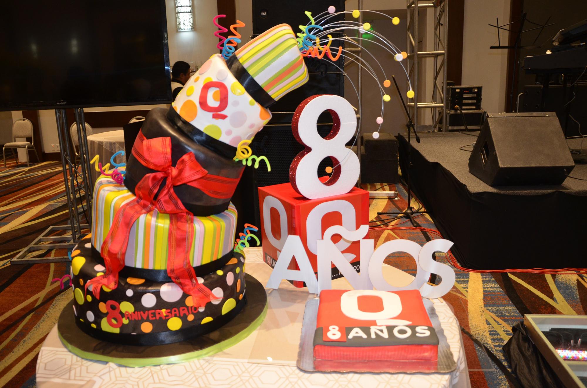El rico pastel del 8o aniversario de la revista Q