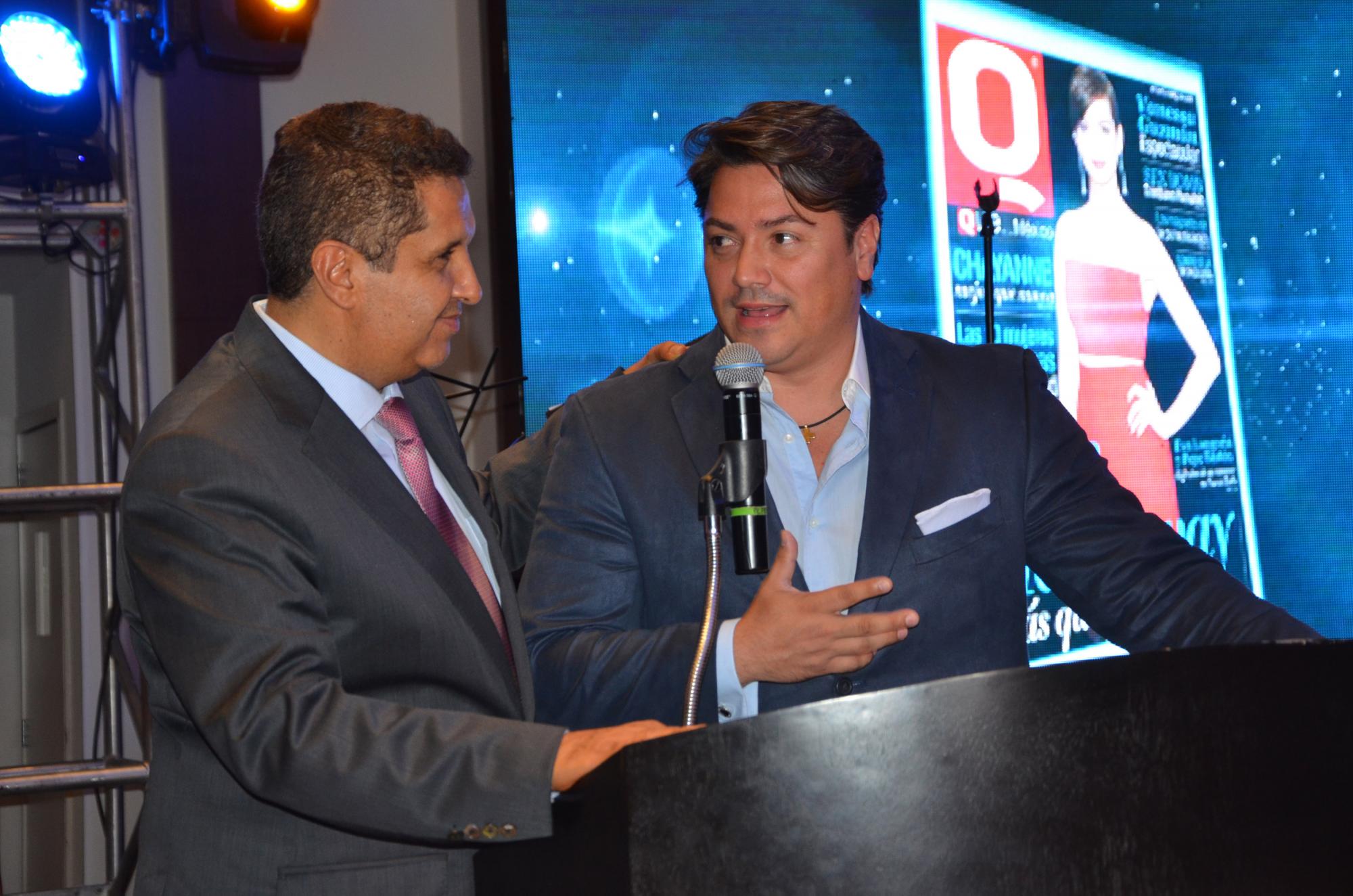 Gerardo Aguirre y el cantante Gustavo Lara