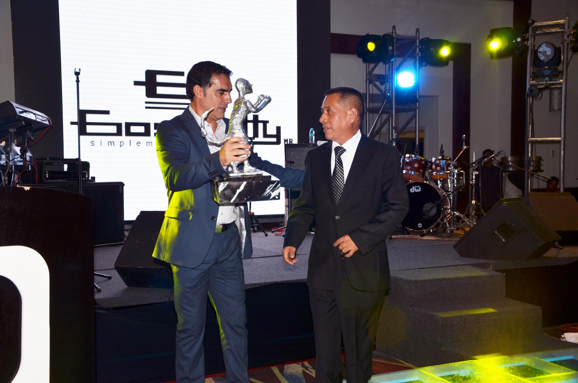Chao entregando su premio a Víctor Téllez