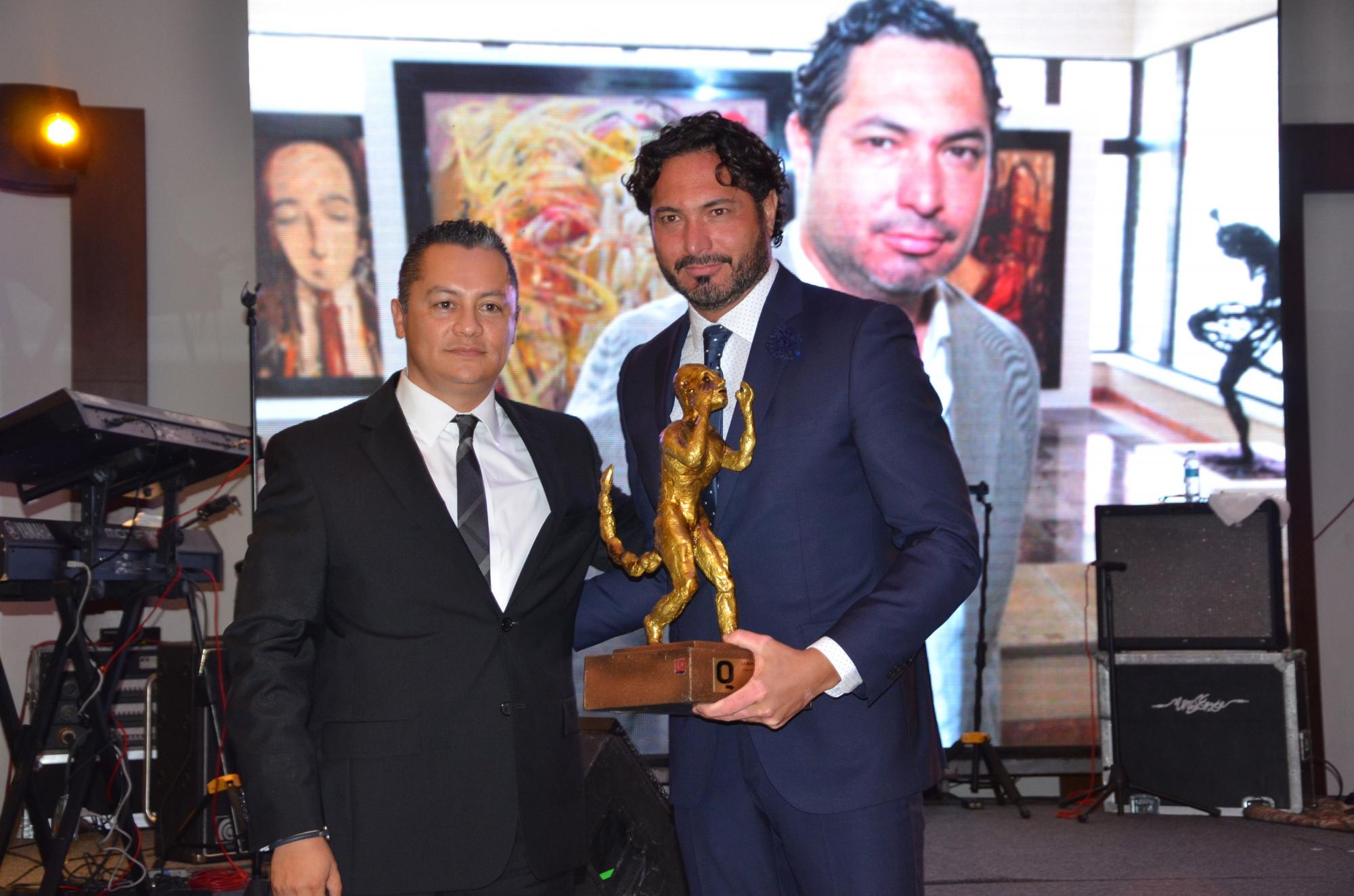 Magistrado Vicente Esqueda entregando el premio a Yuri Zatarain