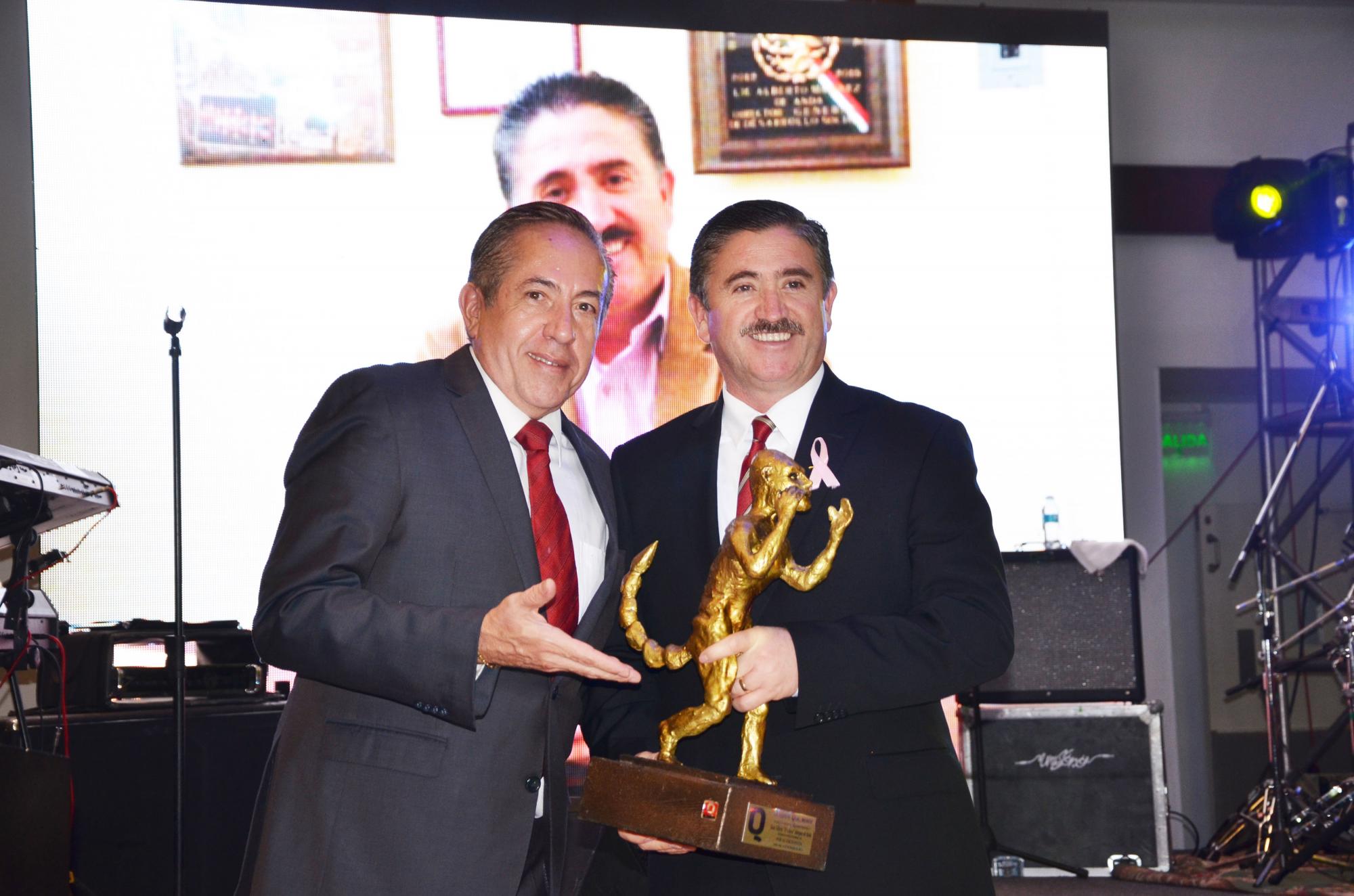 Ricardo Hill entregando el premio Q al Alcalde de Lagos de Moreno, Juan Alberto Márquez