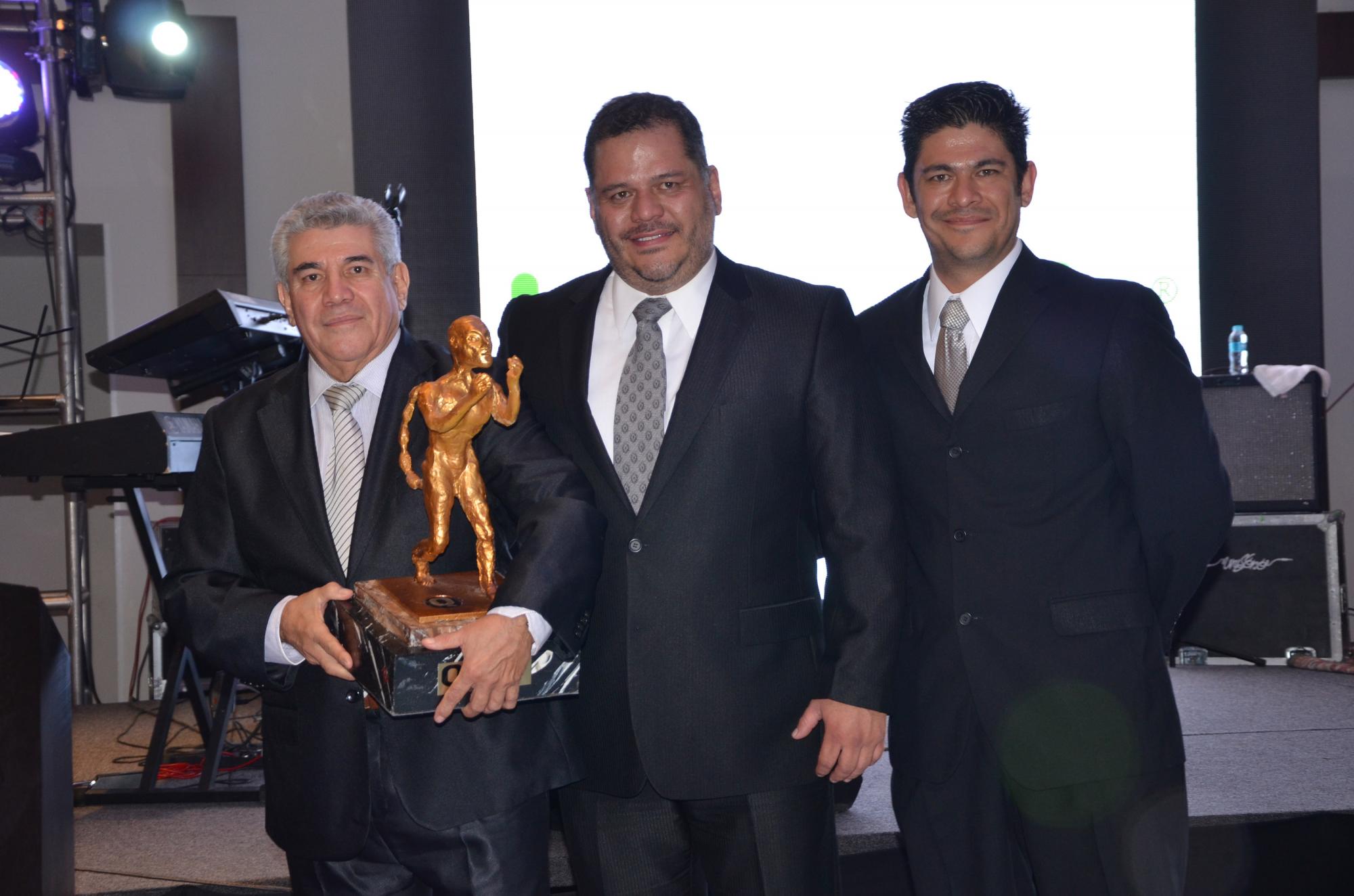 Rodolfo Durán, Fito Durán y Archi Durán con el premio Q