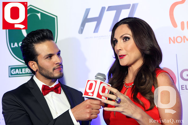 Nora Salinas dando sus primeras impresiones en los Premios de la Revista Q