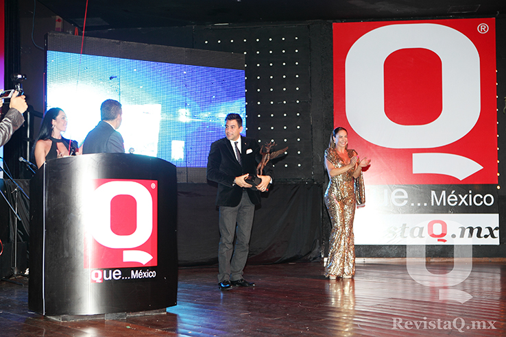 El conductor Mauricio Barcelata recibe su premio Q