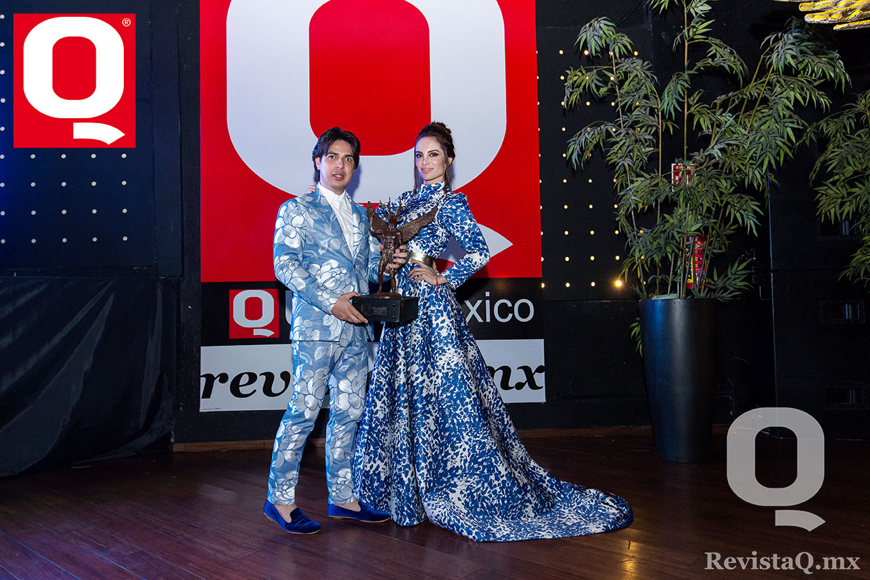 El diseñador mexicano Eduardo Villegas y la modelo Liliana Lejarza en los premios de Magazine Q