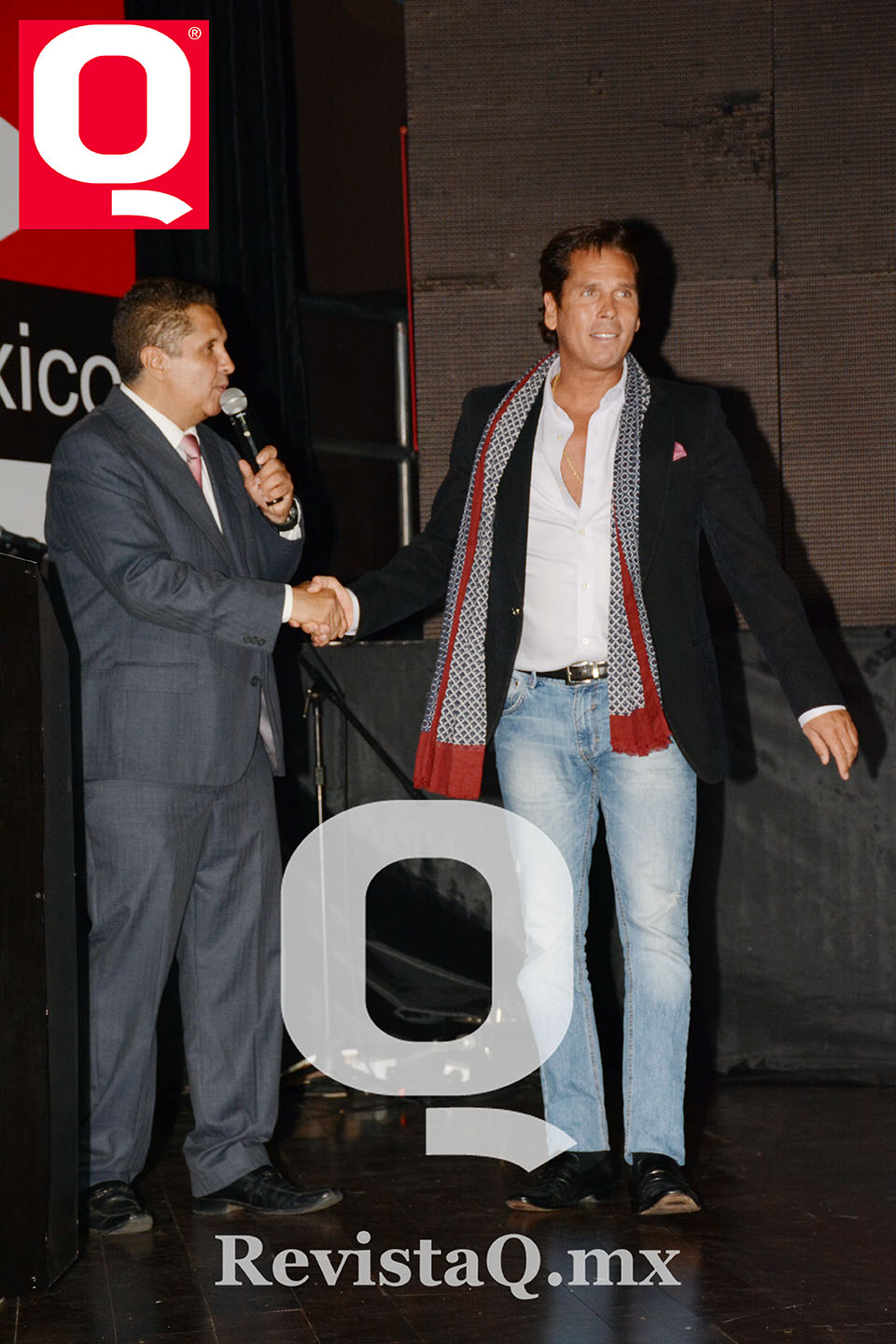 Jerry Aguirre y Roberto Palazuelos en los Premios de la Revista Q