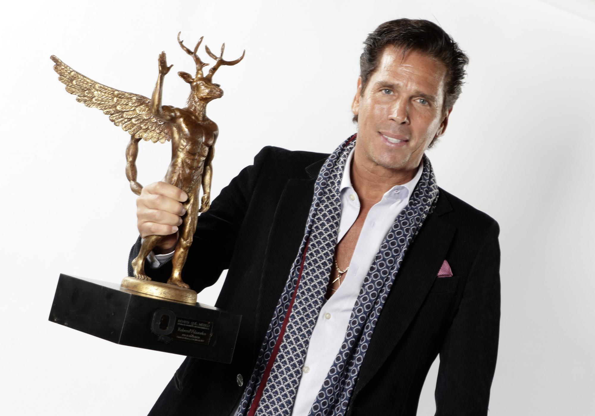 Roberto Palazuelos recibio una la estatuilla de los Premios Q