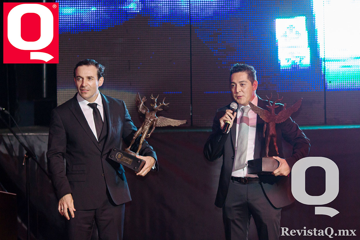 Contentos y felices el Dr. Ronald Ledezma y el Dr. Carlos Mauricio Pérez en los Premios Q