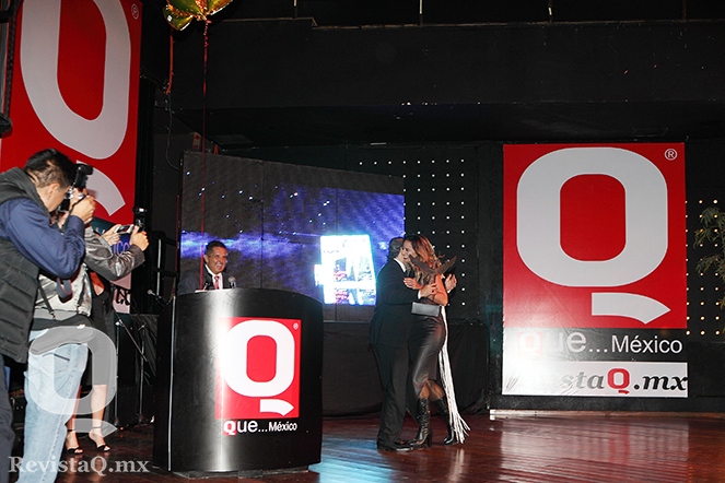Feliz de la vida Cecy Galliano en los premios de Magazine Q