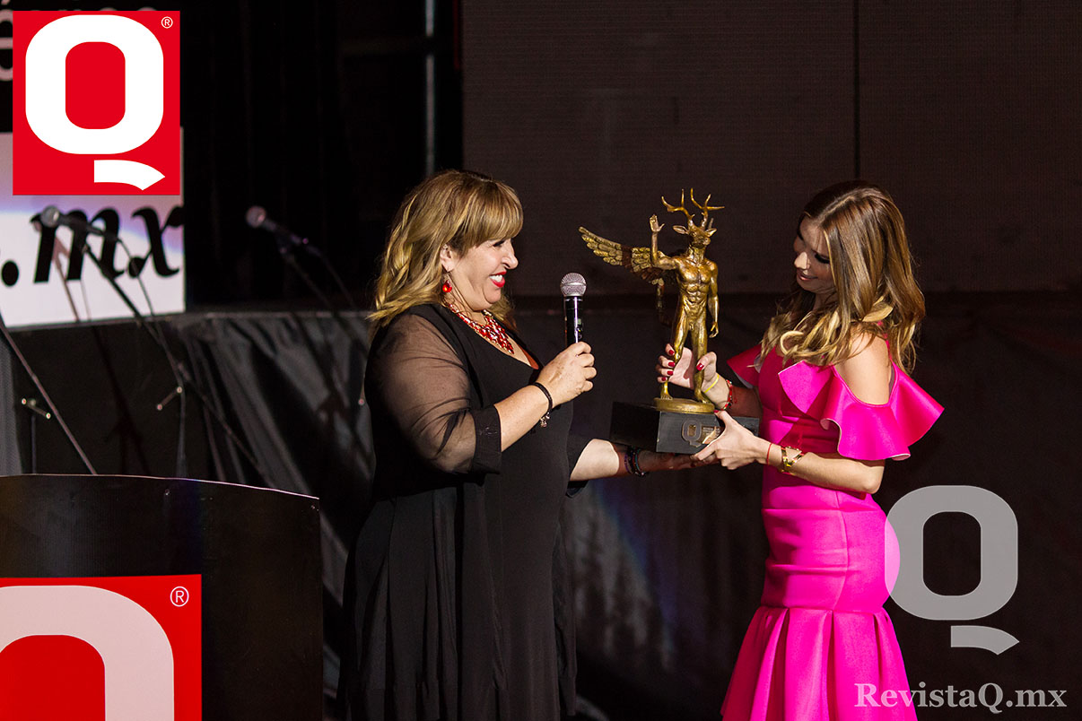 Magda Rodríguez recibió el premio a su trayectoria de manos de su hija Andrea Escalona