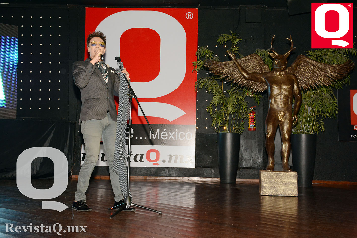 El cantante Cox  divirtió al público con sus canciones en los Premios de la Revista Q