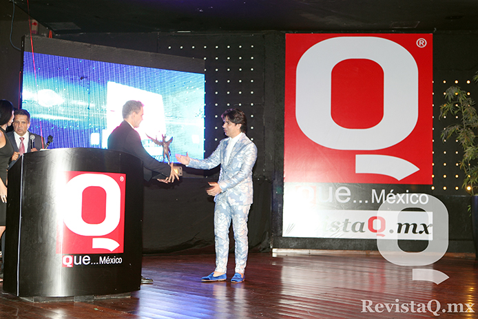 El diseñador Eduardo Villegas recibe su Premio Q