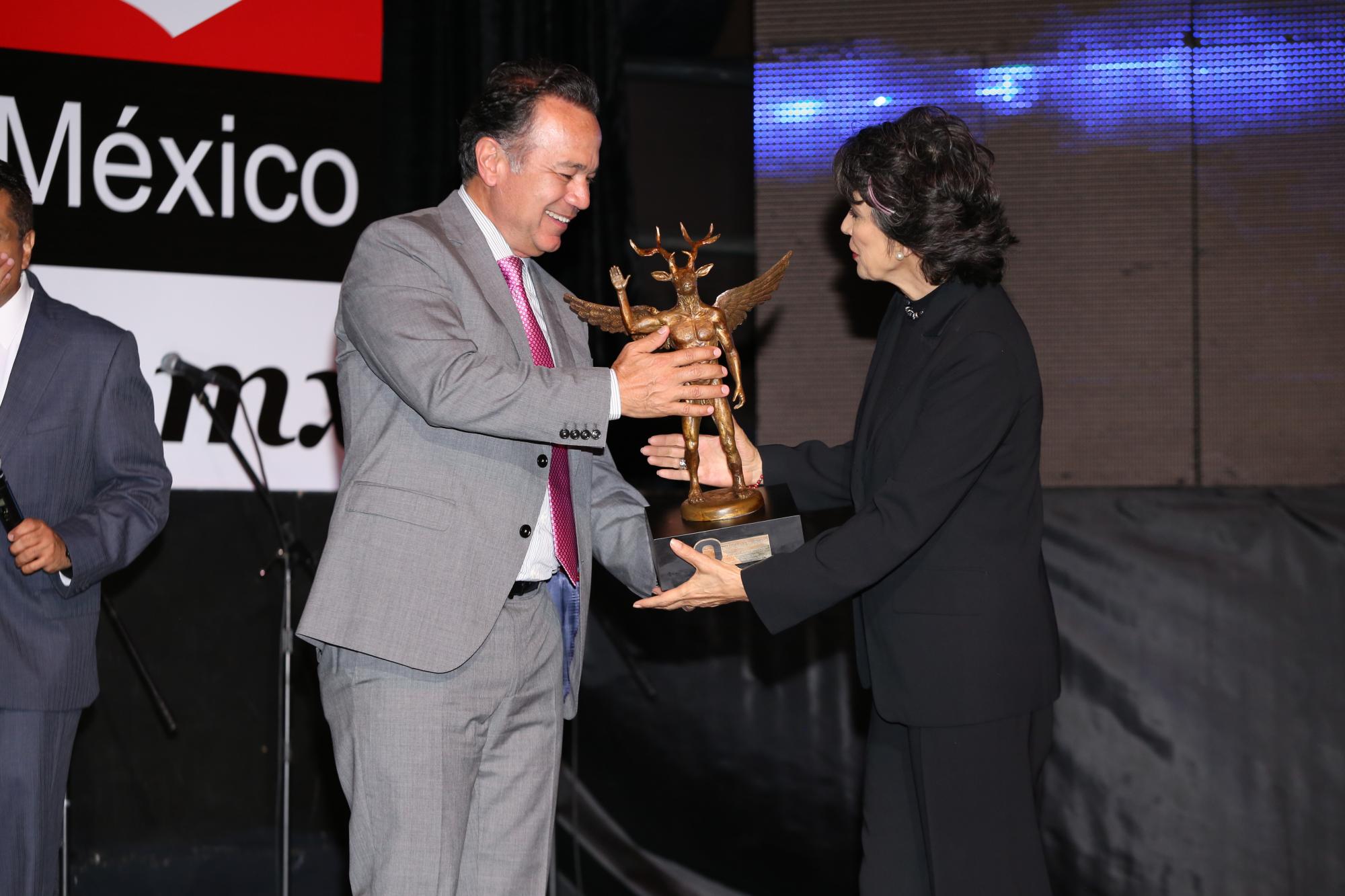 El productor Nicandro Díaz recibe el premio de manos de Patricia Reyes Spíndola