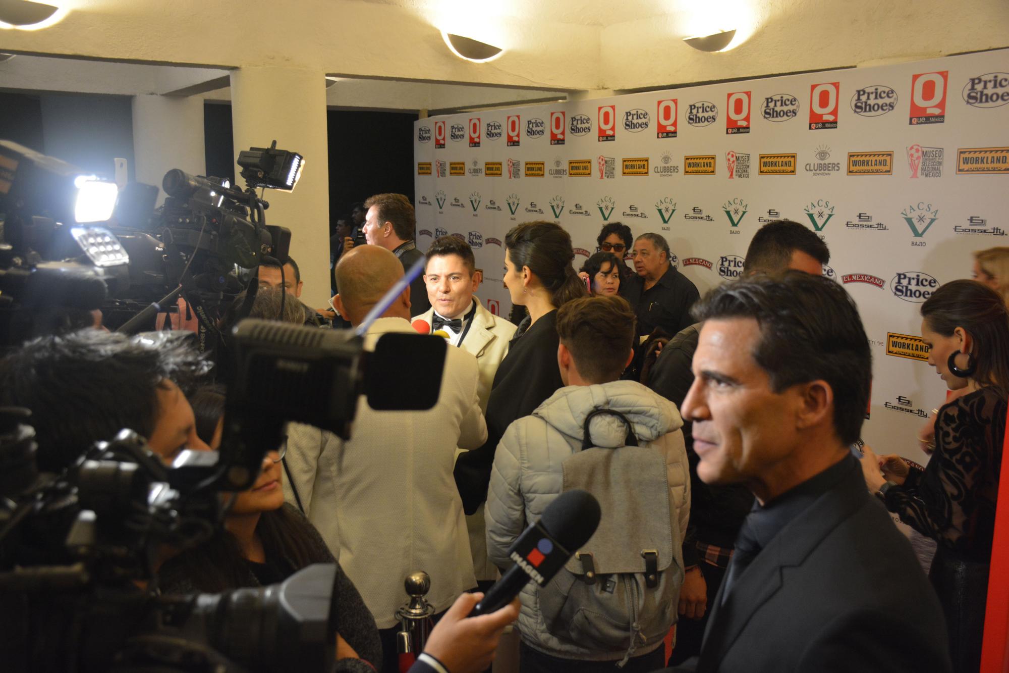 El actor Jorge Aravena y otros artistas arribando a los premios Q