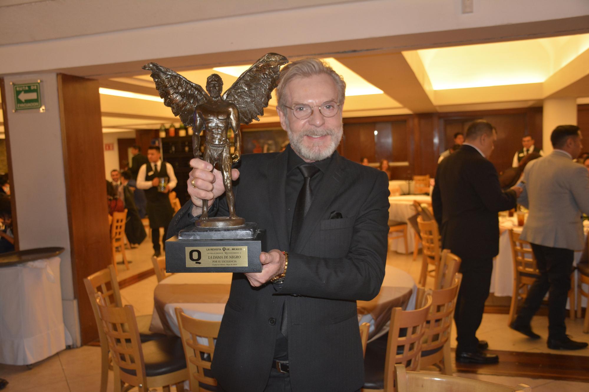 Alejandro Tommasi con el premio para la obra 'La Dama de Negro'