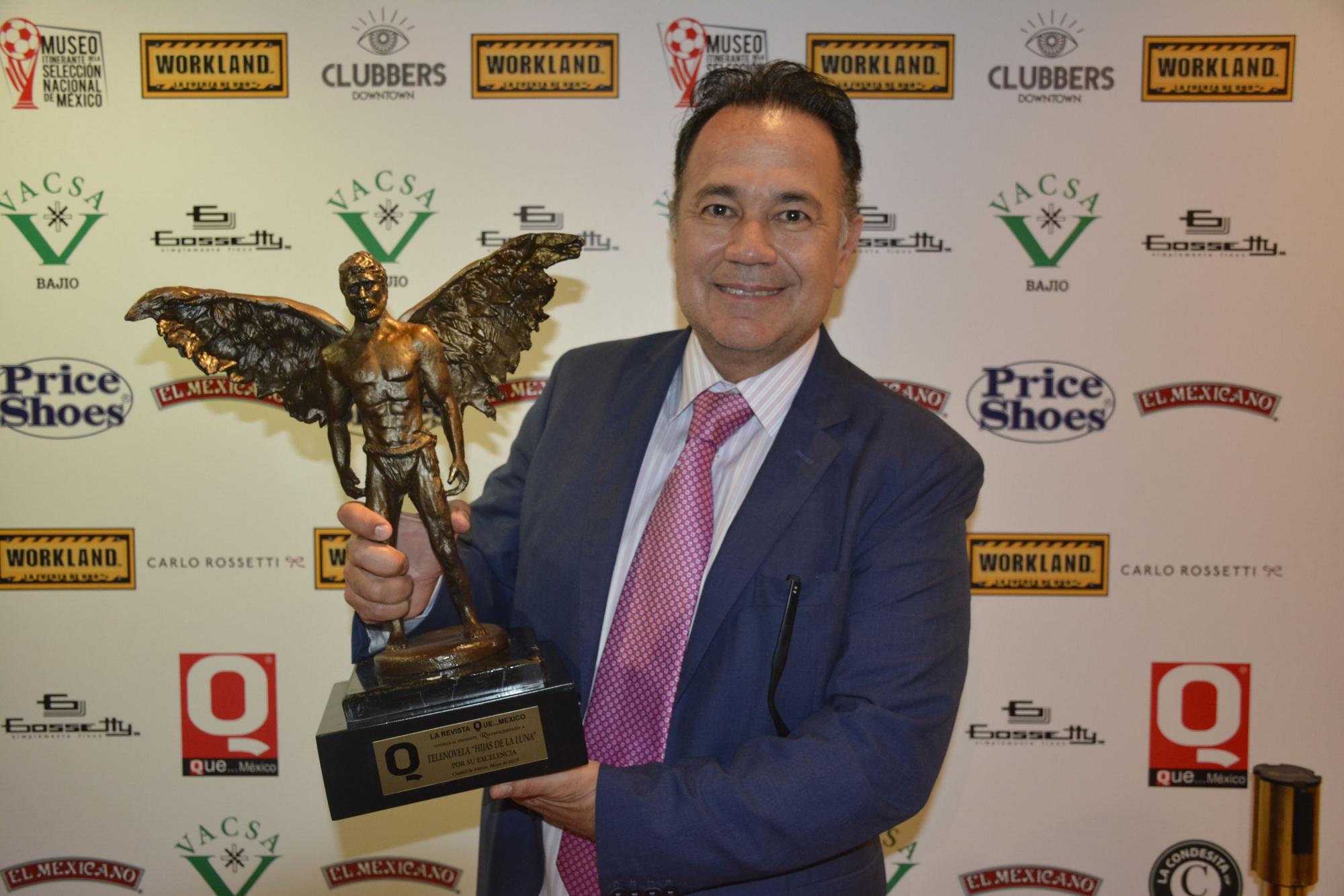 El productor Nicandro Díaz posando con su premio