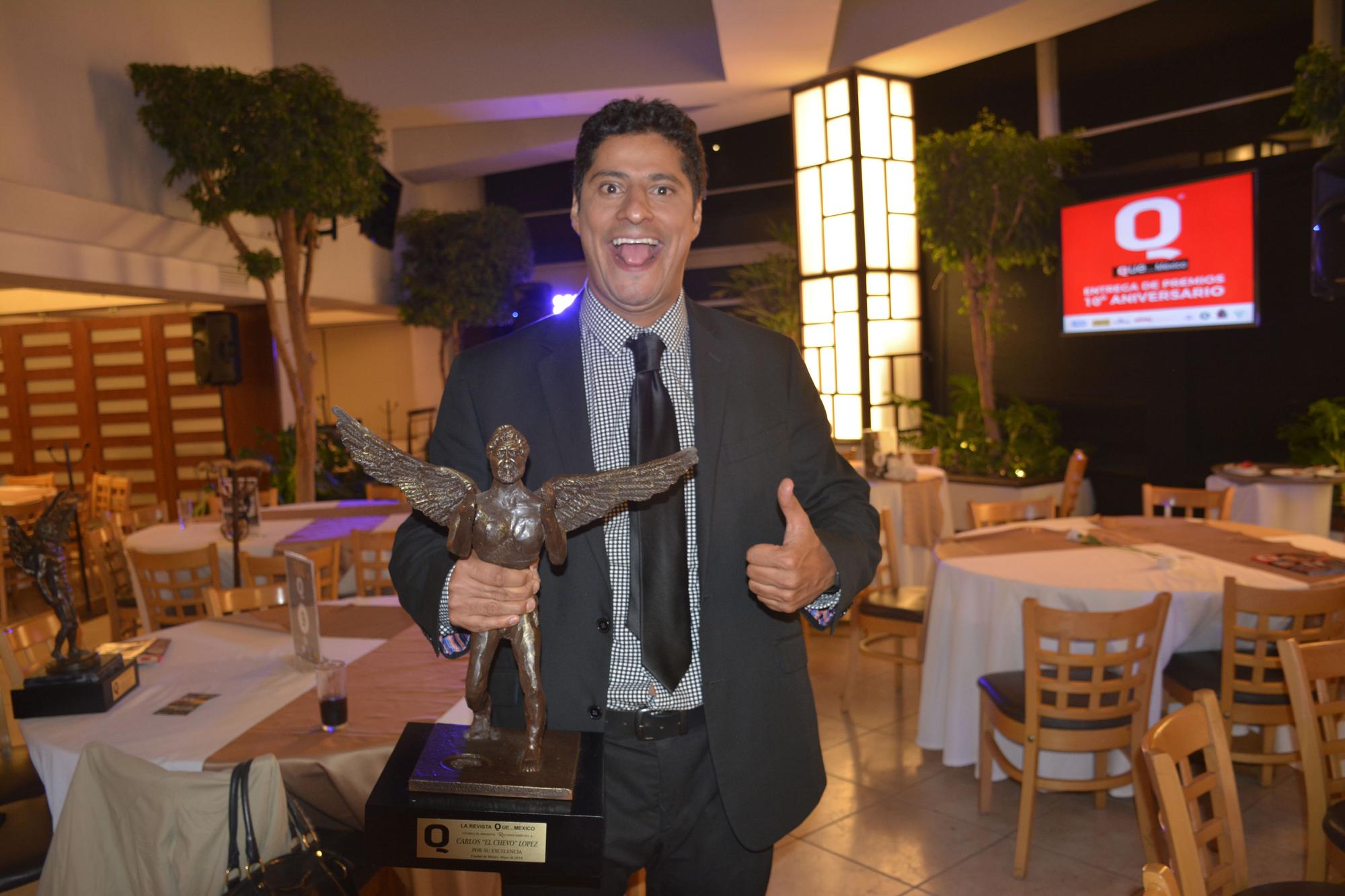 Feliz 'El Chevo' López con su premio a la excelencia