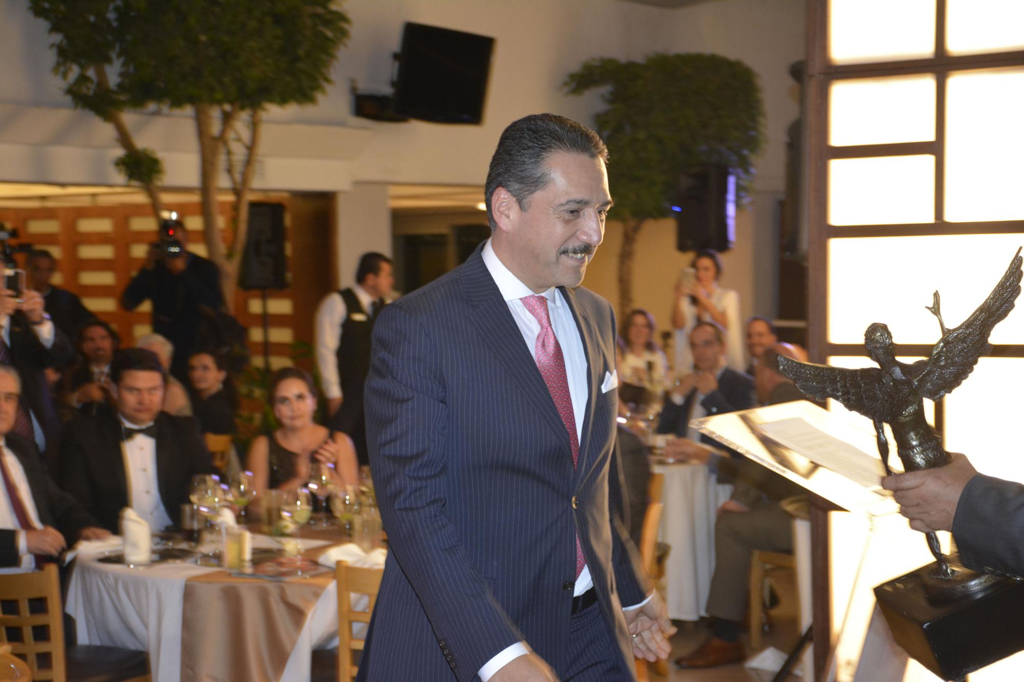 Jorge Zarza se dirige a recibir el premio Q