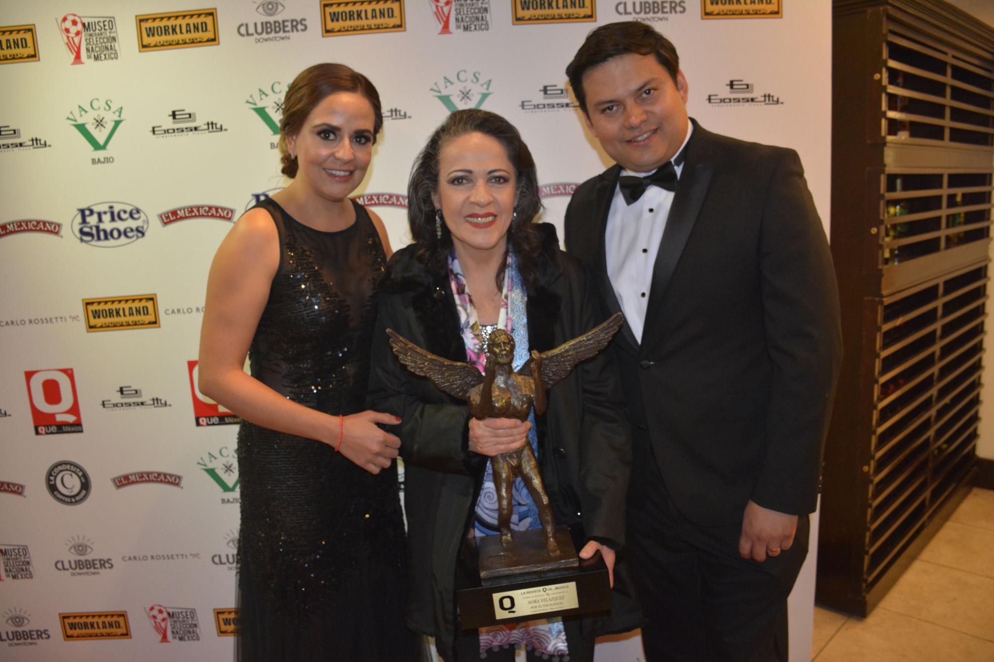 Myriam Ramírez, la actriz Nora Velázquez y Christian Cruz