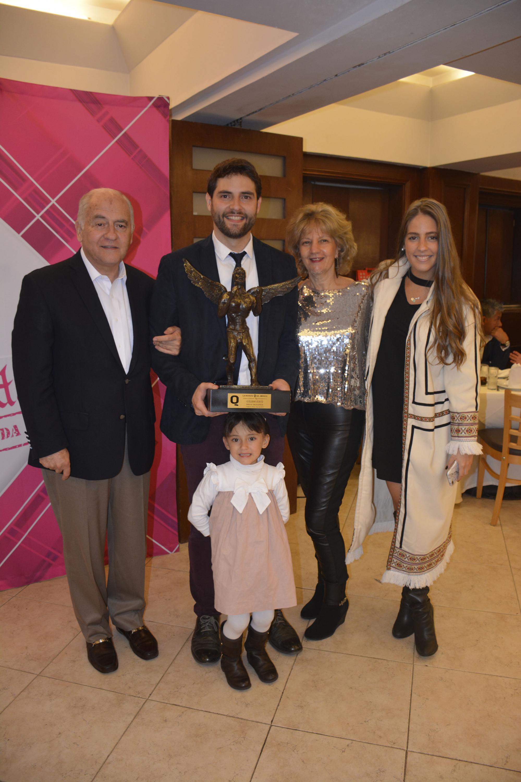 Premiado por su exitosa carrera el comentarista Memo Shutz acompañado por su familia