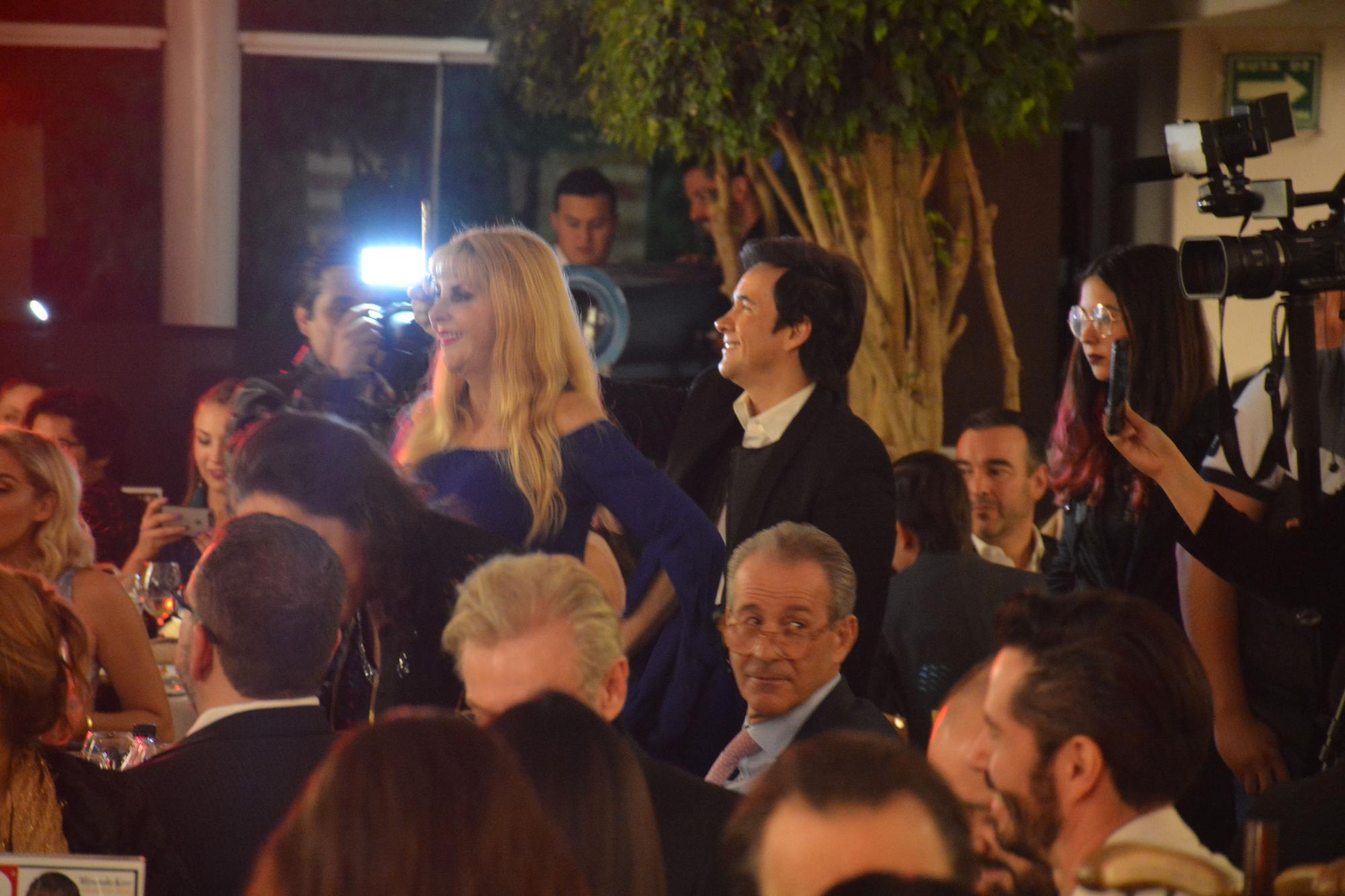 Shanik Berman y Gilberto Gless apreciando el show de Merengoza