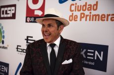 El cantante Franco llegando a la premiación de la Revista Q... QUÉ MÉXICO