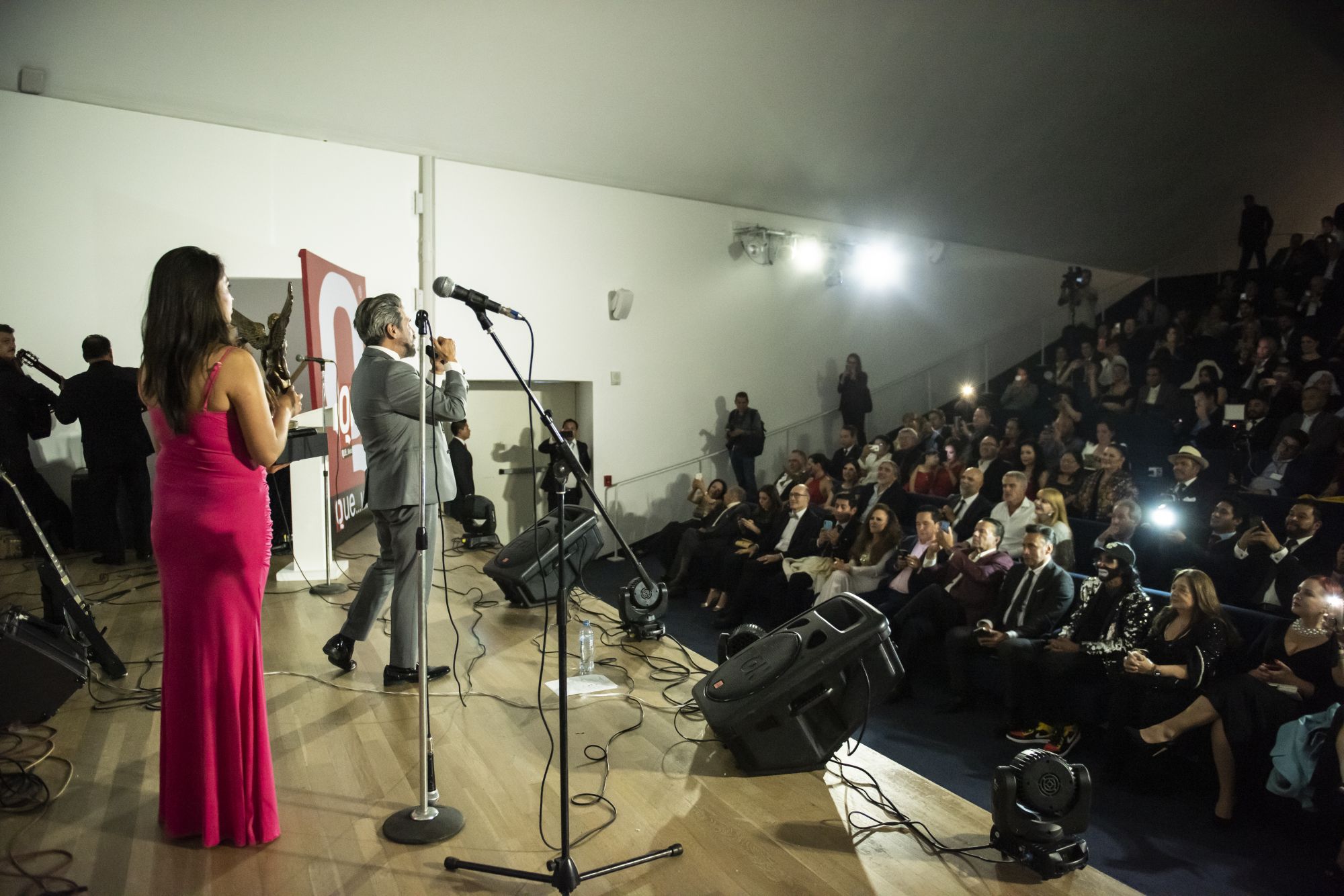 El  argentino, Diego Verdaguer cantando hermoso en los Premios de la Revista Q