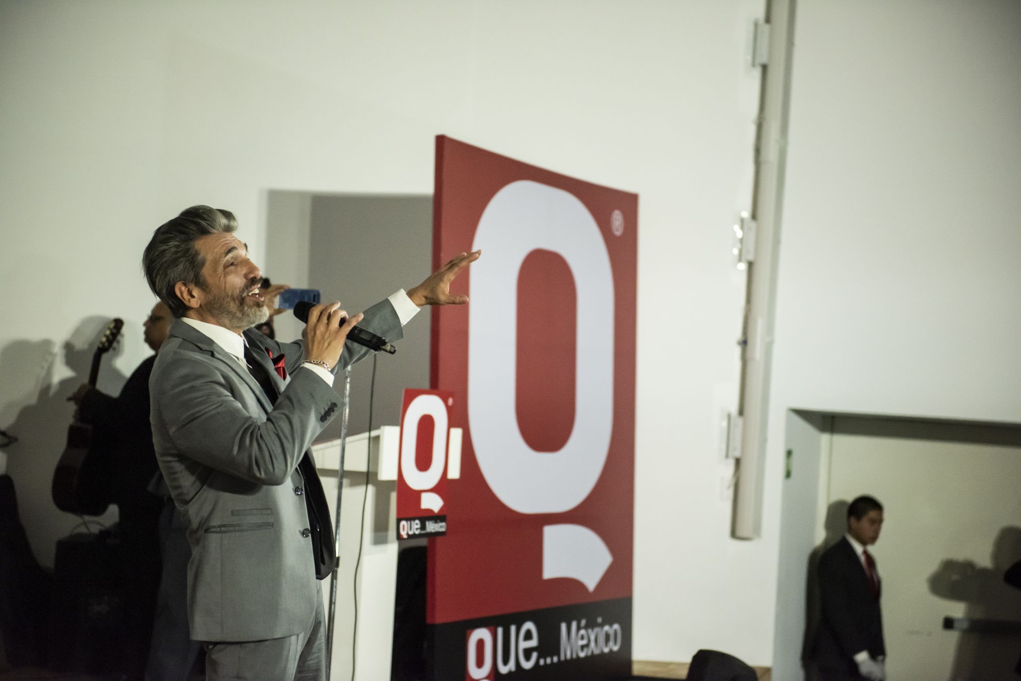 El cante México argentino, Diego Verdaguer durante la entrega de los premios de la Revista Q en el auditorio del museo Soumaya