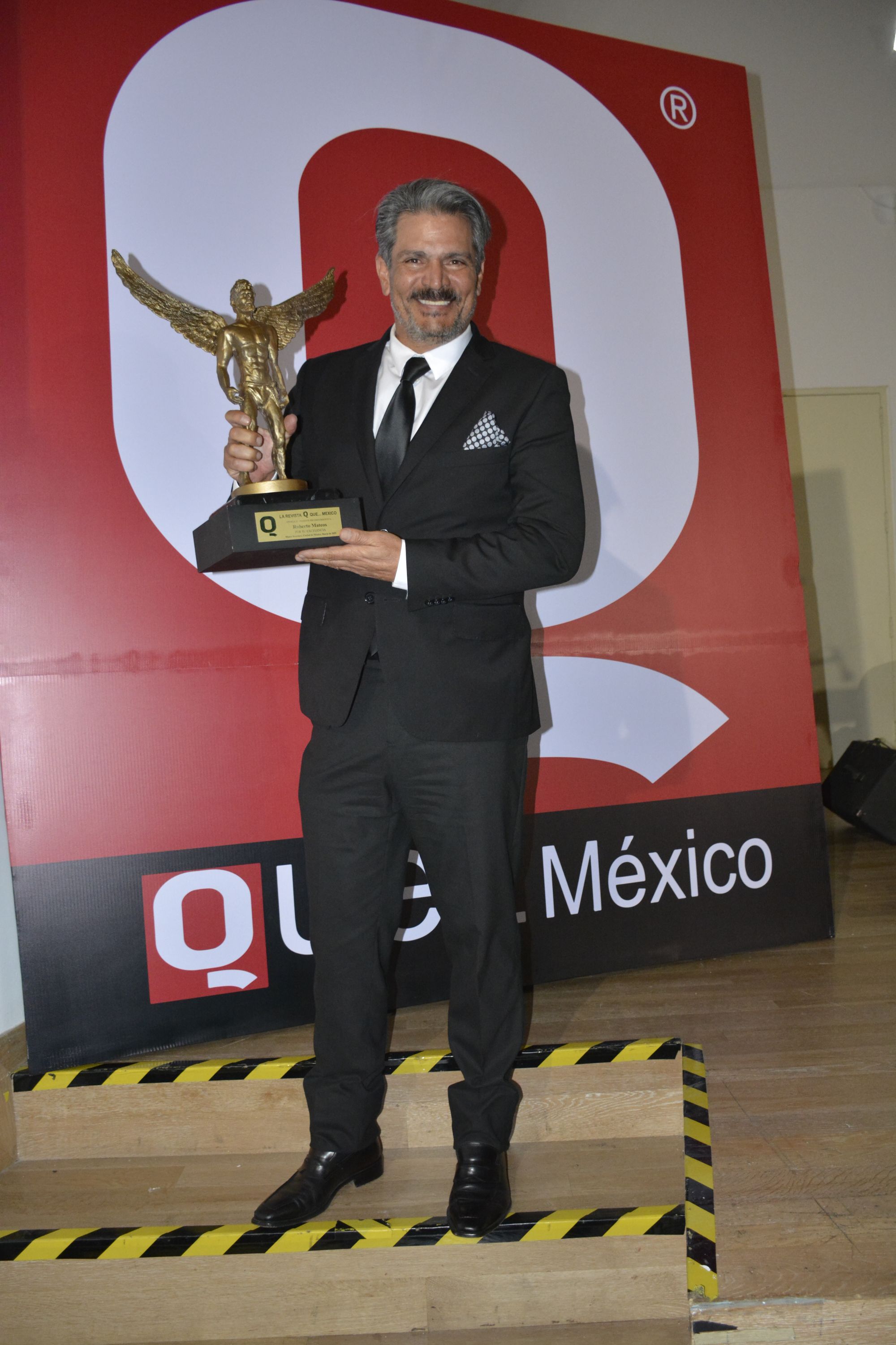 Roberto Mateos de la serie El Dragón con el premio de la Revista Q