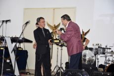 Alfredo Adame entregando el premio de la Revista Q a Roberto Sosa.