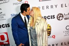 VIP Beso, beso Cynthia Klitbo y su novio Juan Vidal en los premios de la revista Q