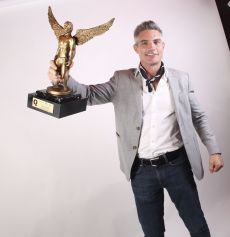 Víctor González feliz en el evento de la revista Q