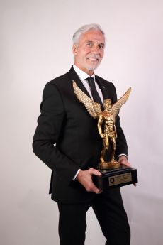 Javier Gómez impecable durante la gala de los premios Q