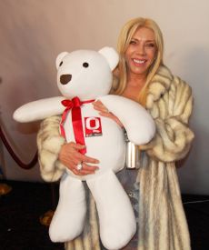 Cynthia Klitbo en la alfombra roja de los premios Q
