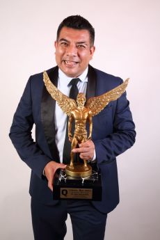 Dr. Juan Alarcón con su premio Q