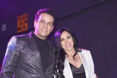 El magnífico cantante Jose Adrián y Mónica Noguera en los premios de la Revista Q