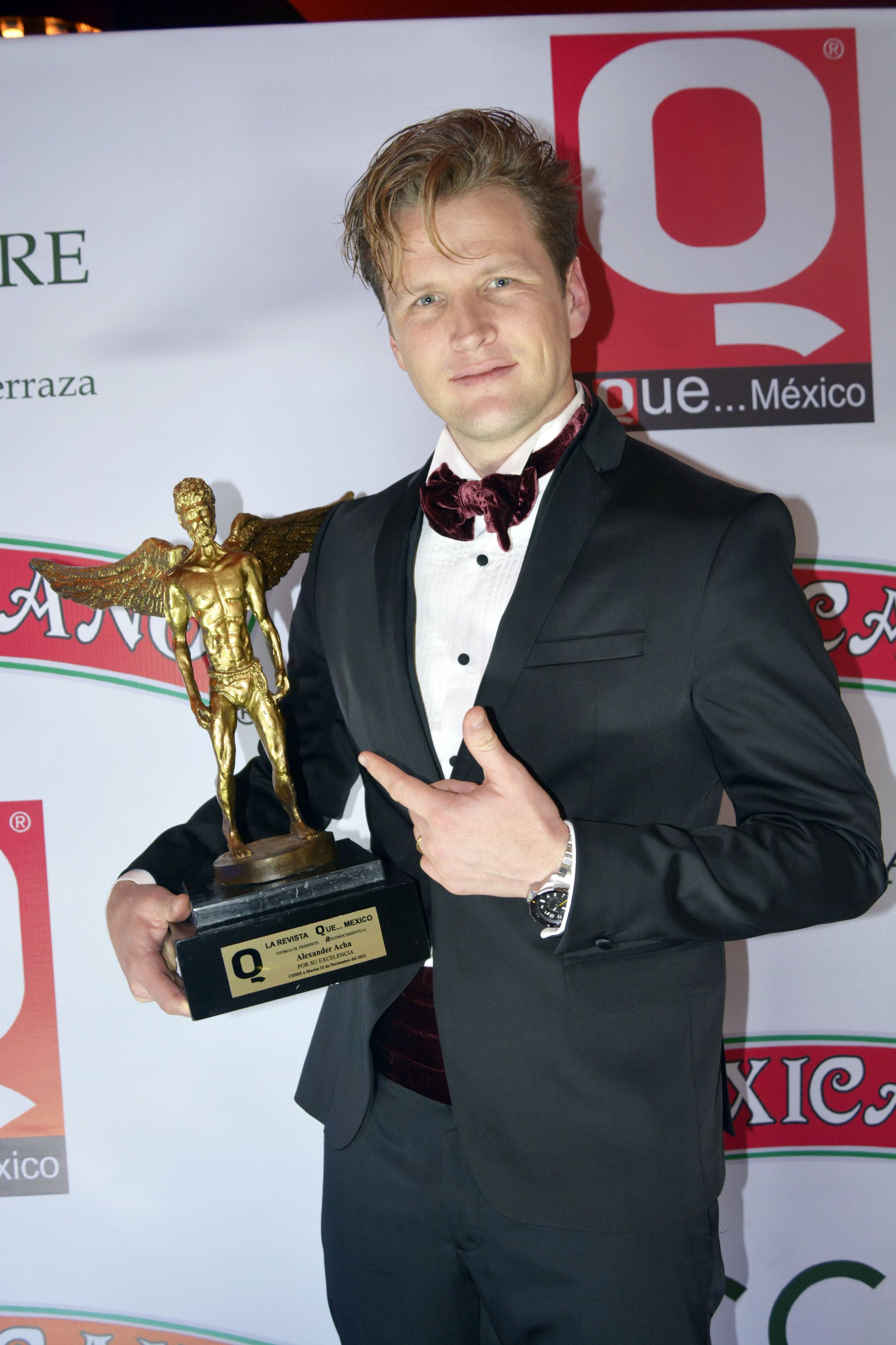 Alexander Acha extraordinario cantante