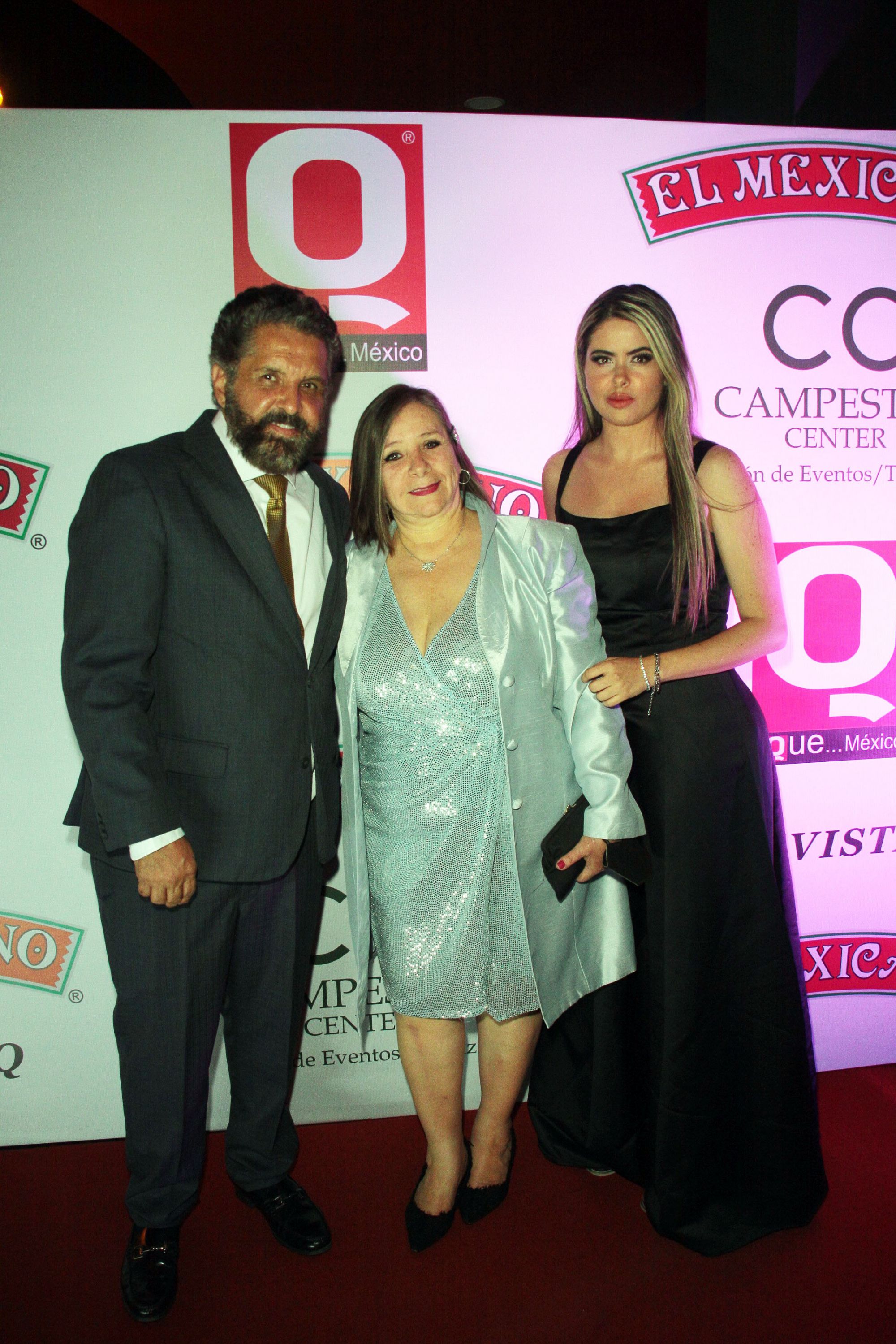 Gerardo Aguirre, Rosalba Ortiz (Mamá de Geraldine Bazán) , y Thalía Aguirre