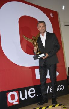 Juan Soler con la estatuilla de los premios de la Revista Q... QUÉ MÉXICO en el auditorio del museo Soumaya de la Ciudad de México.. (2)