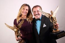 La actriz María Rebeca y el comediante Tony Balardi con su premio Q